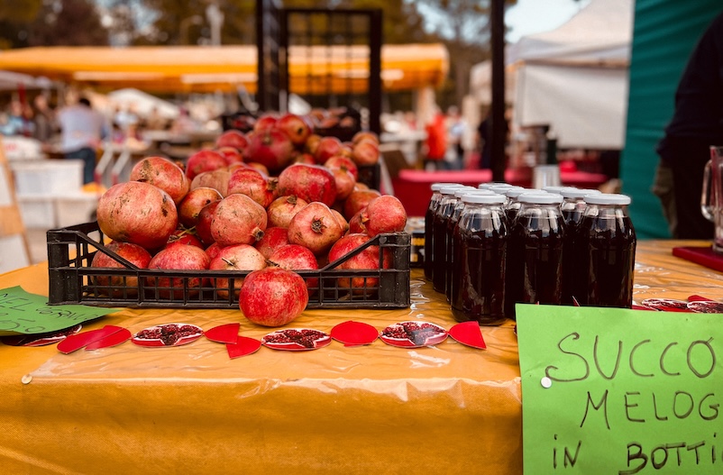 Pomegranates and bottled juice at Sant’Agata Feltria market during the Truffle Fair.