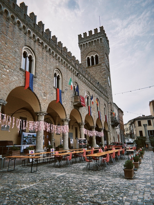 Historic piazza in Bertinoro, featuring the Colonna delle Anelle.