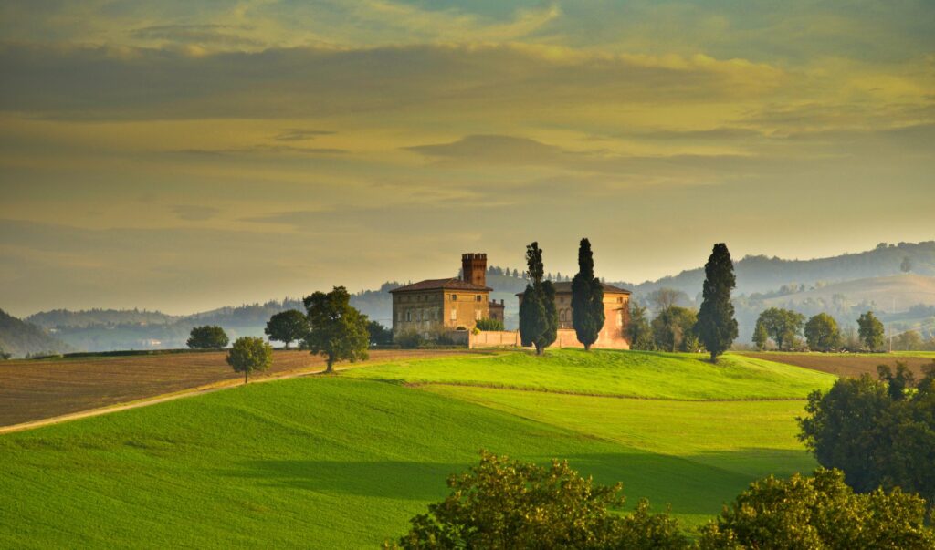 Countryside villa and green hills in Emilia-Romagna for planning the perfect regional itinerary