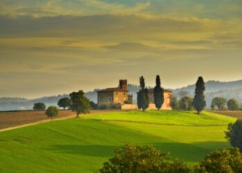 Countryside villa and green hills in Emilia-Romagna for planning the perfect regional itinerary